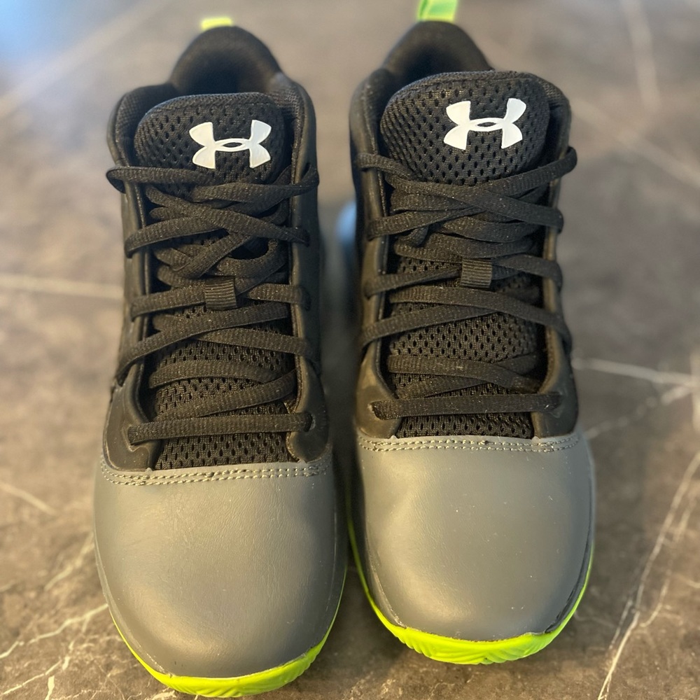 Big Boys Under Armour basketball shoes size 3 youth